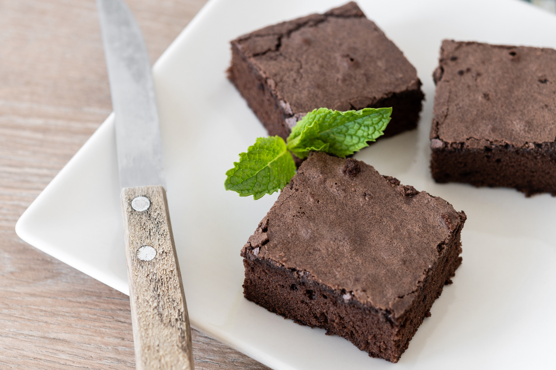 Brownie proteico de chocolate sin harina servido en plato blanco