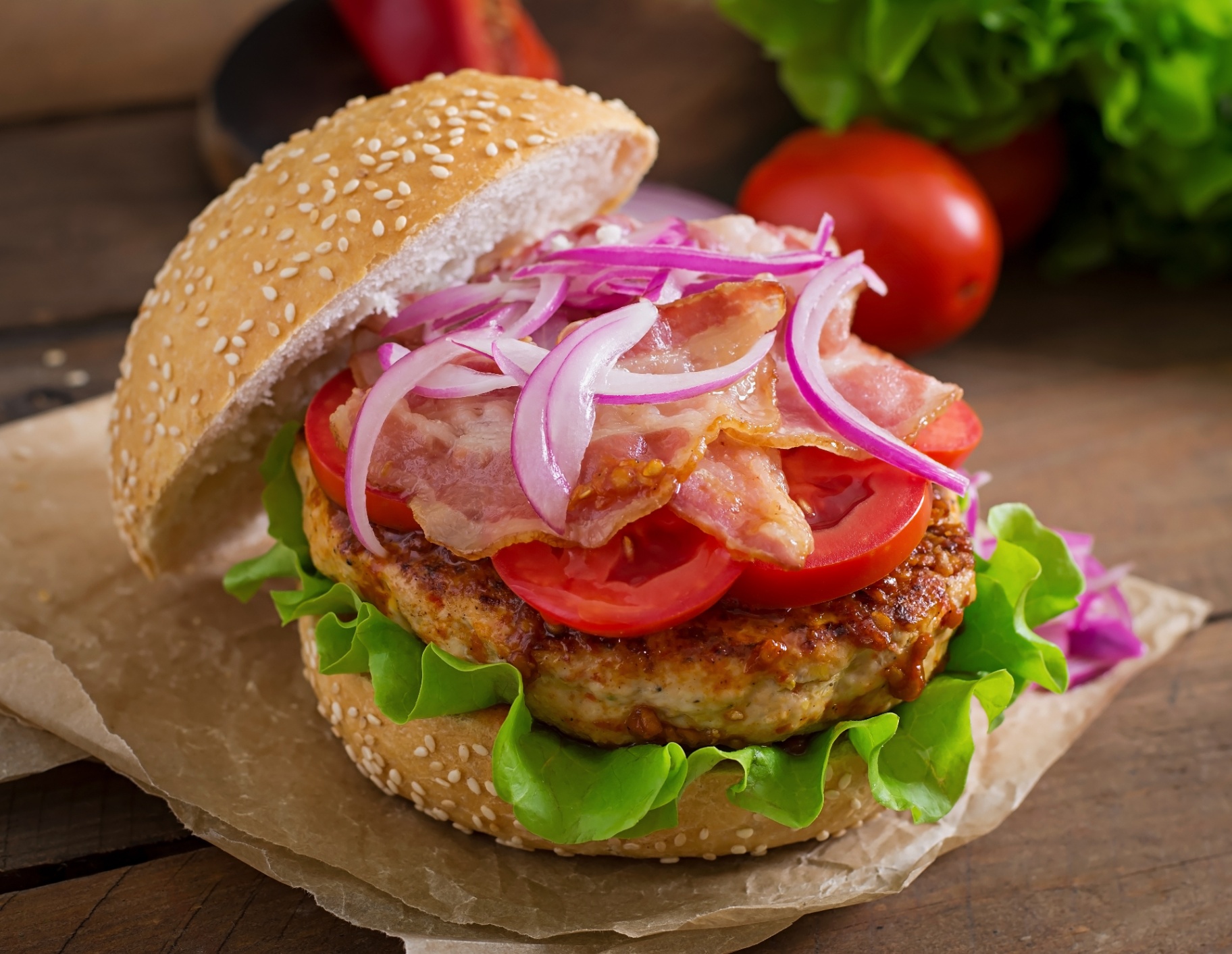 Hamburguesa de pavo con bacon, tomate y cebolla morada