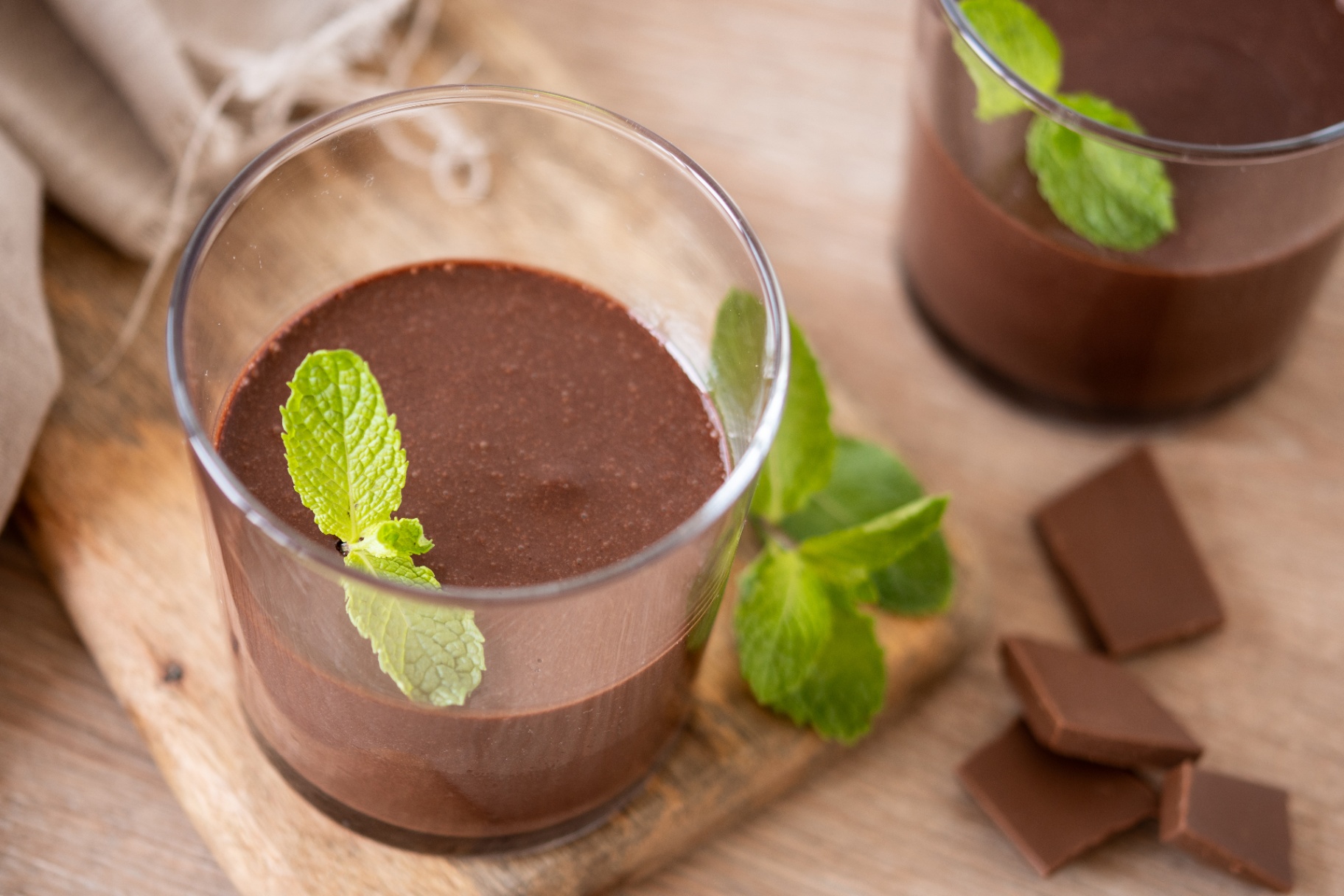 Mousse de chocolate en vaso con menta